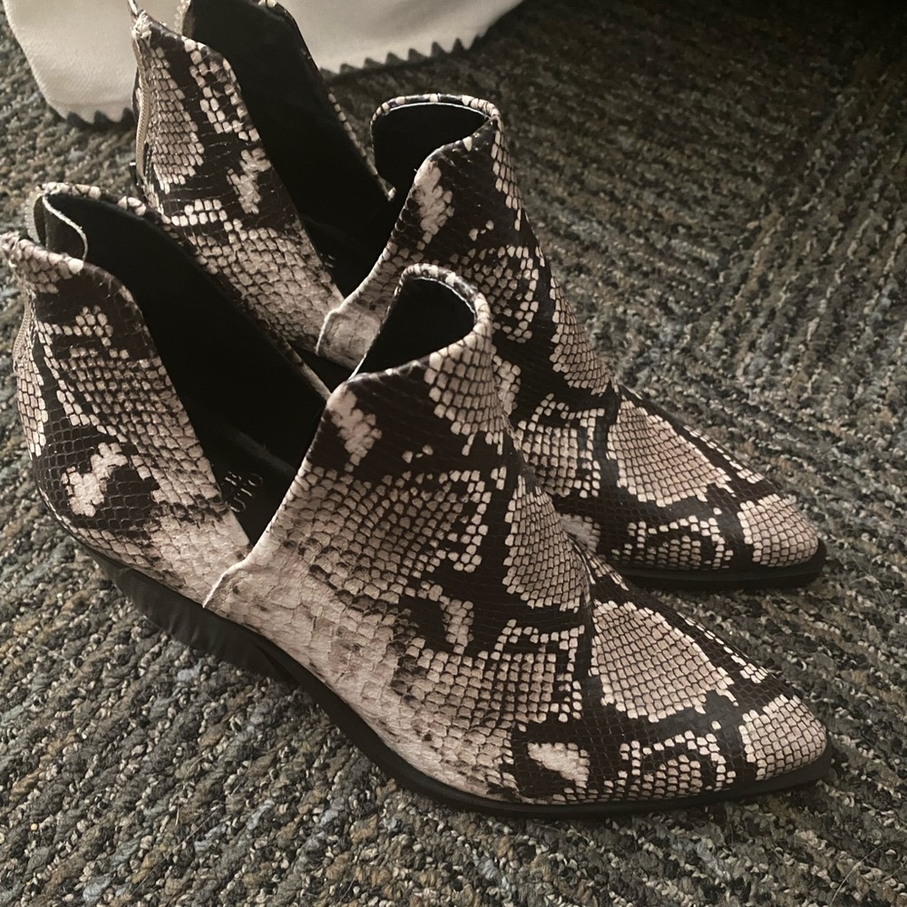 Vince Camuto Snakeskin Bibestie Booties, Size 9